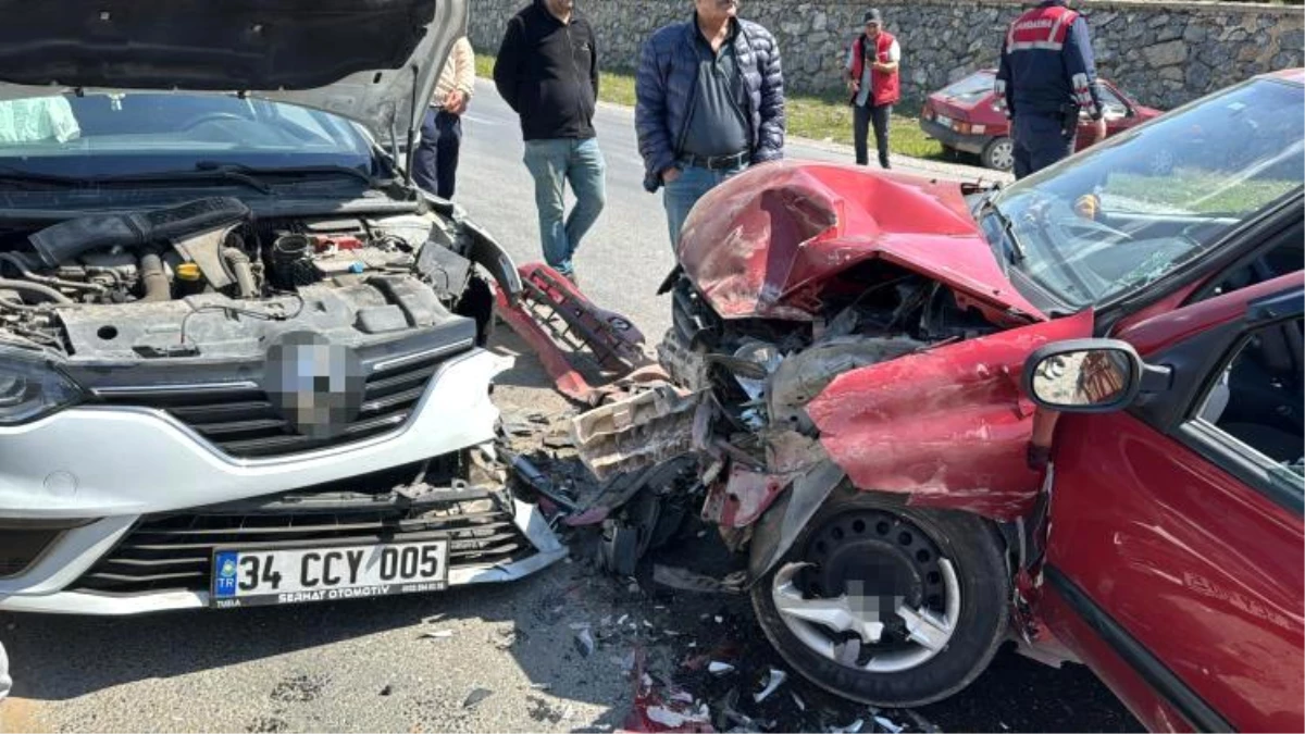 Gebze\'de Otomobil Kazası: 3\'ü Çocuk 5 Kişi Yaralandı