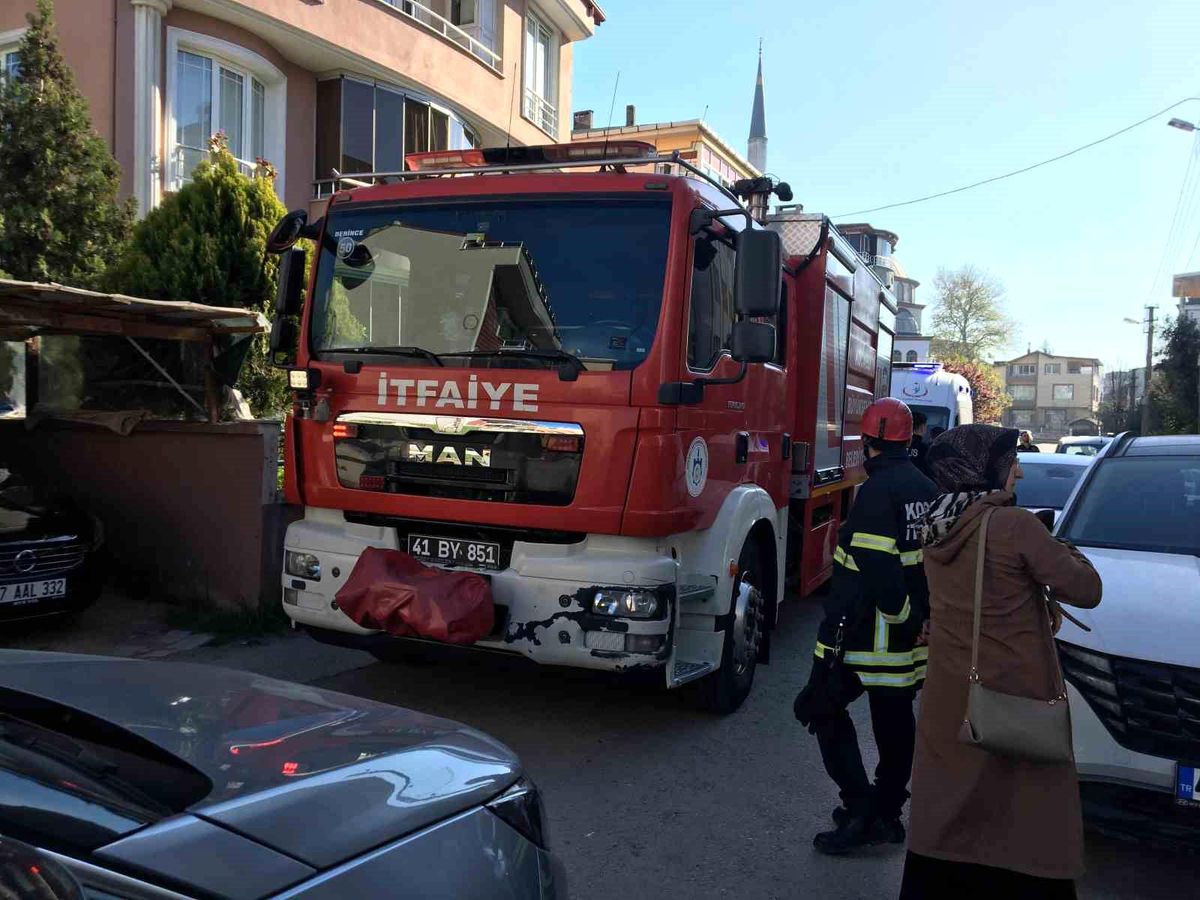 Kocaeli\'nin Derince ilçesinde iş adamı aracında ölü bulundu