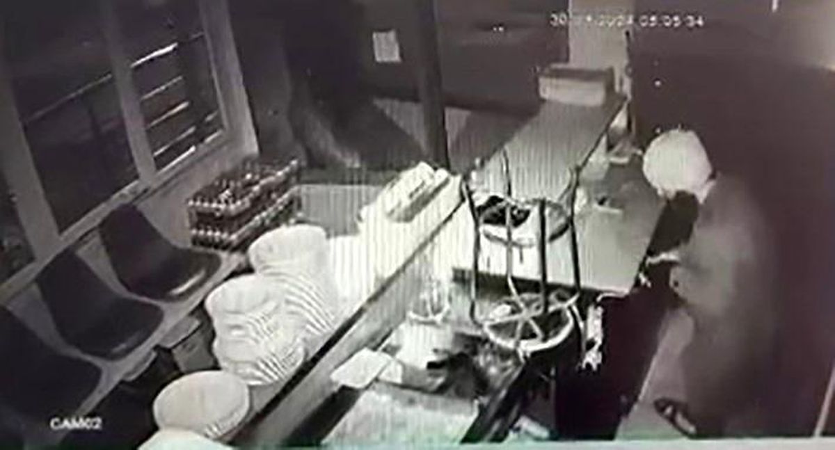 Adıyaman\'da bir iş yerinin soyulma anı güvenlik kameralarına yansıdı