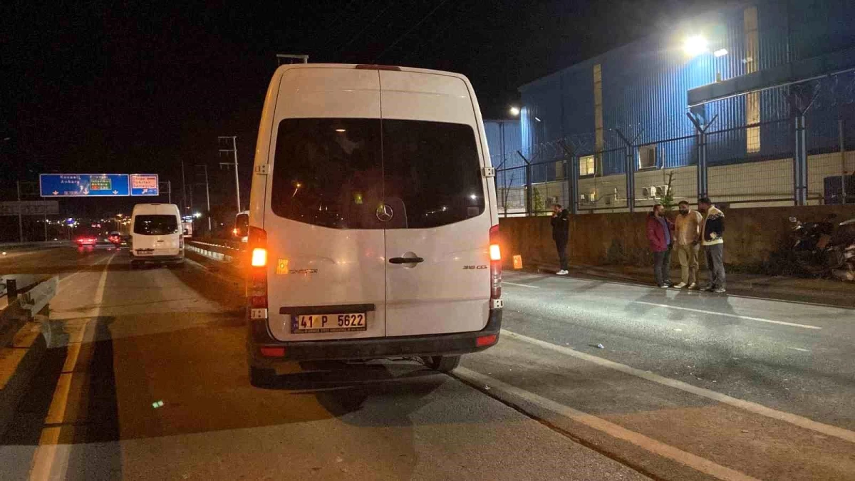 Gebze\'de işçi servisi bariyere çarptı: 5 yaralı