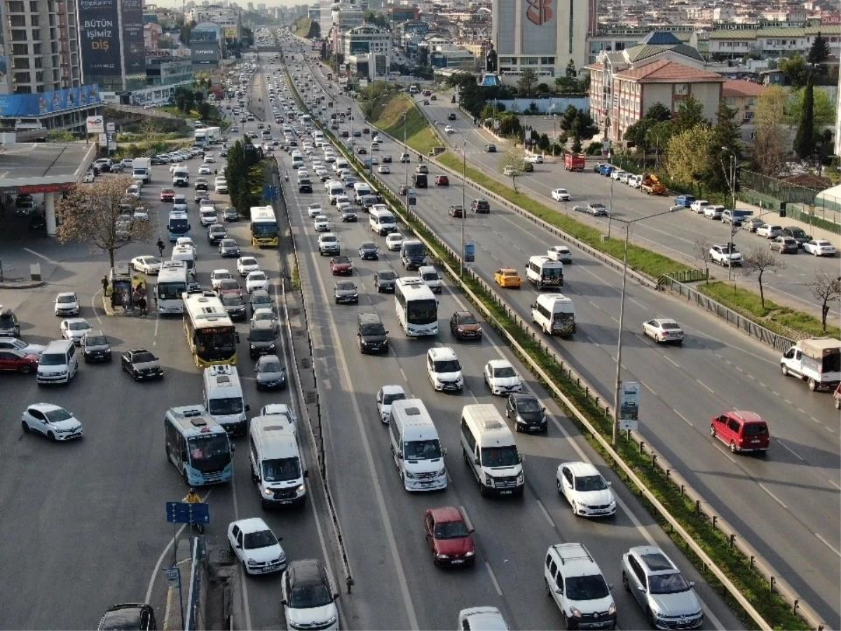 Bayram tatili başladı, Anadolu yakasında uzun araç kuyrukları oluştu