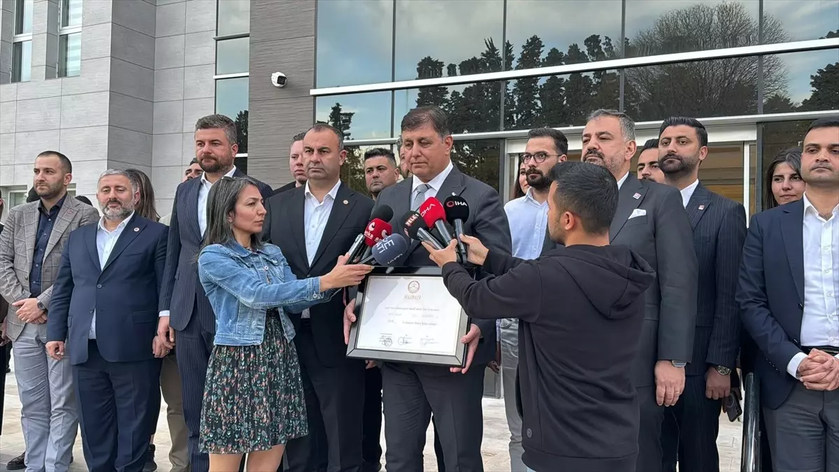 CHP\'li Cemil Tugay, İzmir Büyükşehir Belediye Başkanlığı mazbatasını aldı