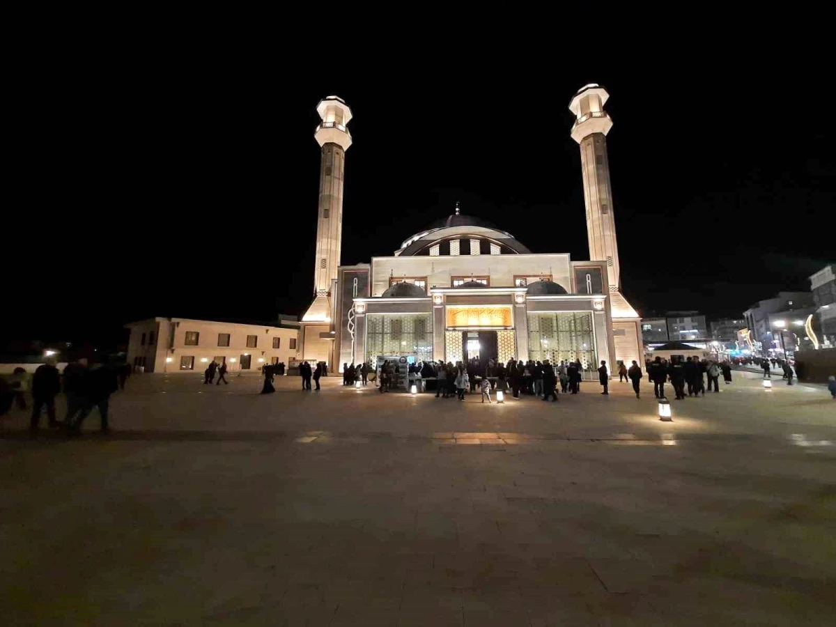 Kadir Gecesi\'nde Kars\'taki Camiler İbadetçilerle Dolup Taştı