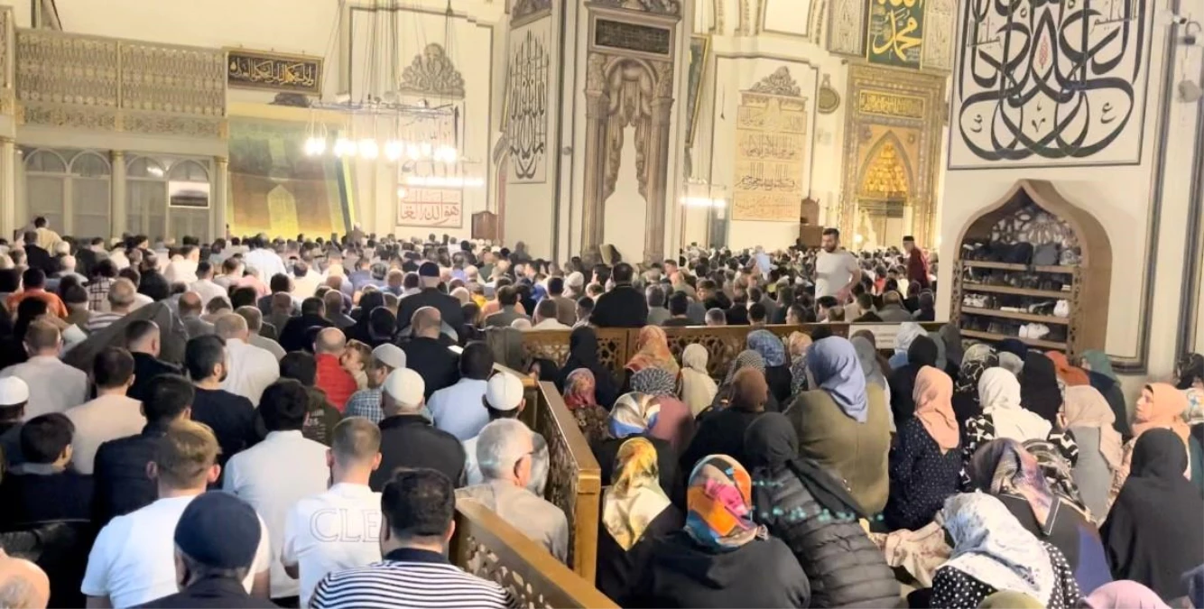 Bursa\'da binlerce kişi Kadir Gecesi\'nde Ulu Camii\'ne akın etti