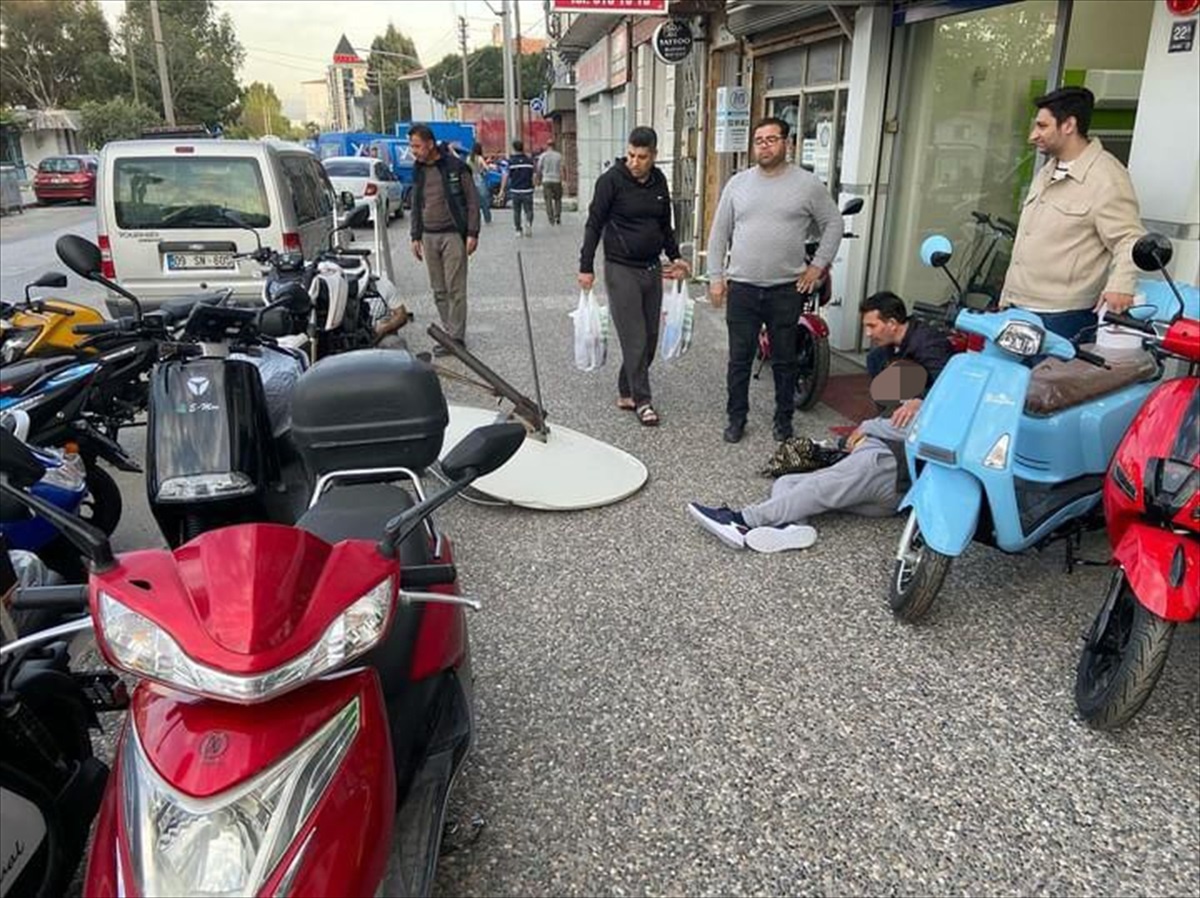 Aydın\'da Kaldırımda Yürüyen 2 Kişiye Çanak Anten Düştü
