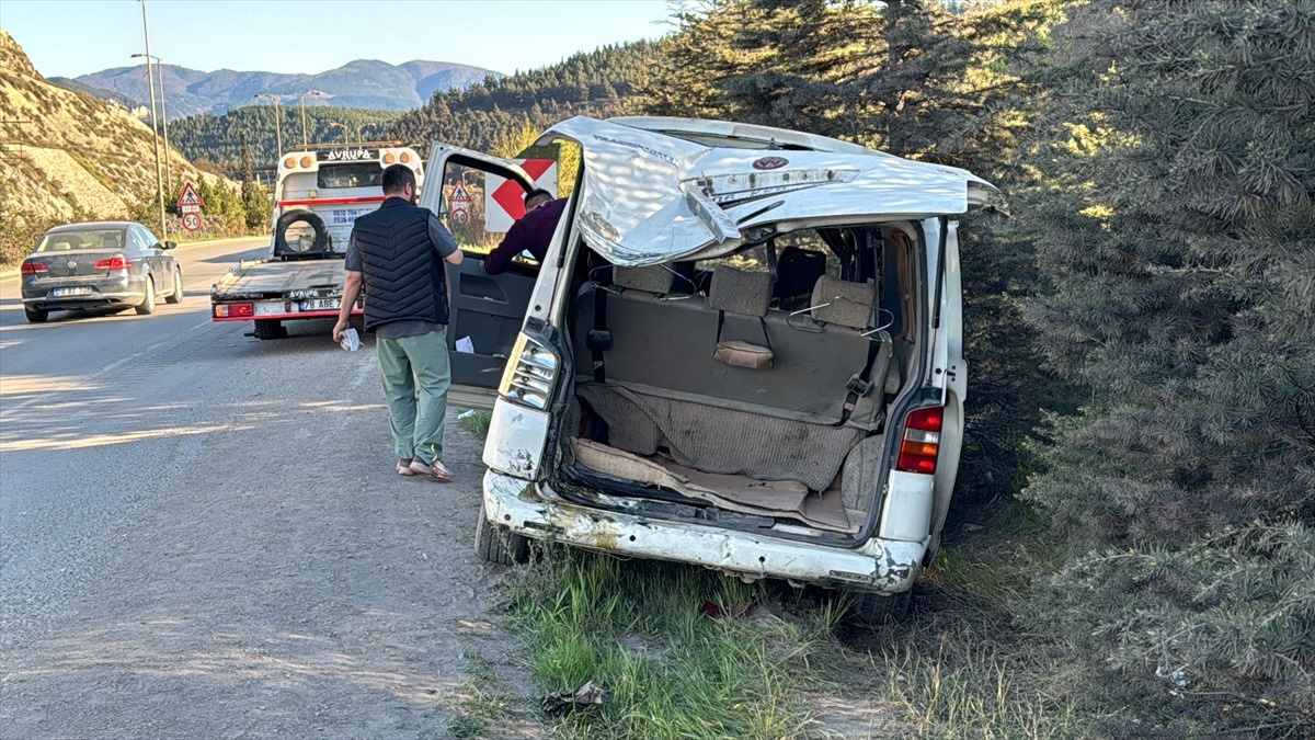 Karabük\'te camlı vanla çarpışan otomobilde 2 kişi yaralandı