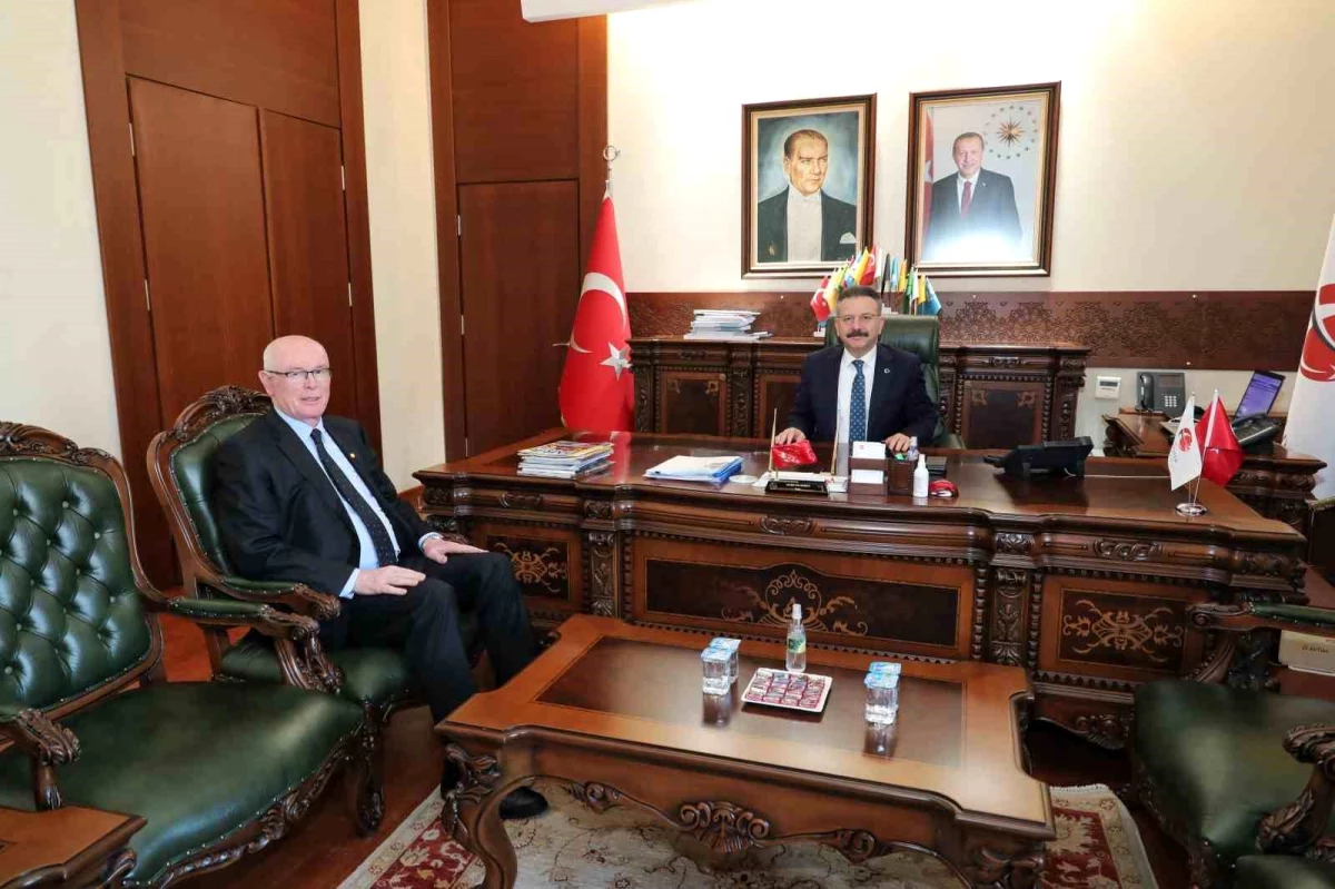 Odunpazarı Belediye Başkanı Kazım Kurt, Eskişehir Valisi Hüseyin Aksoy\'u ziyaret etti