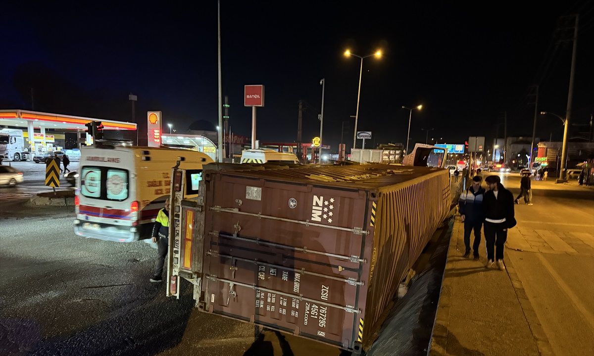 Kocaeli\'de tır devrildi, sürücü yaralandı