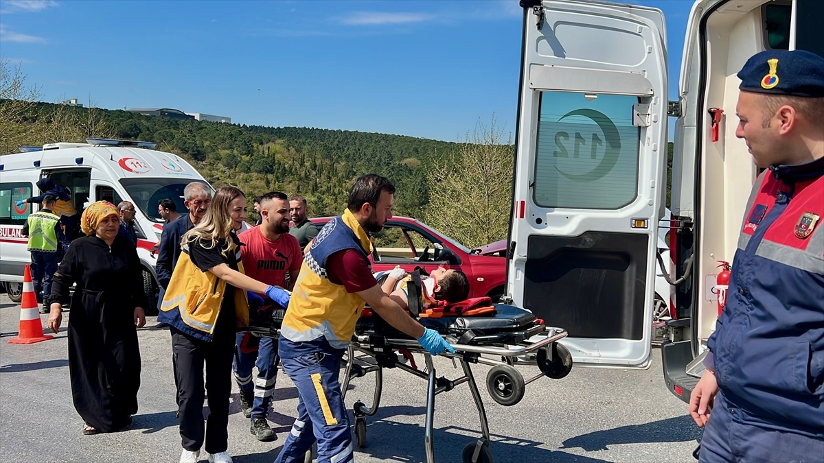 Kocaeli\'de iki otomobilin çarpışması sonucu 3\'ü çocuk 5 kişi yaralandı