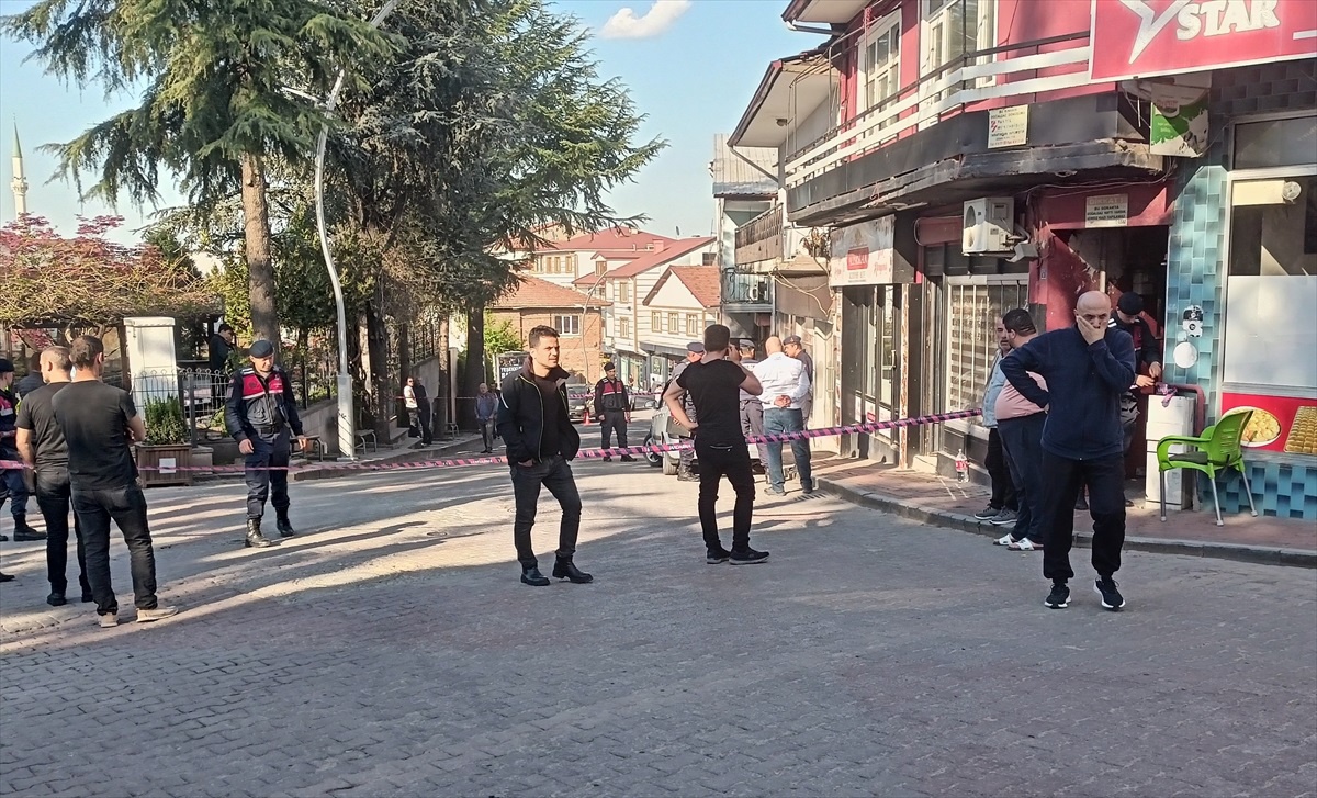 Kocaeli\'nin Başiskele ilçesinde kavgayı ayırmaya çalışan 2 kişi silahla yaralandı