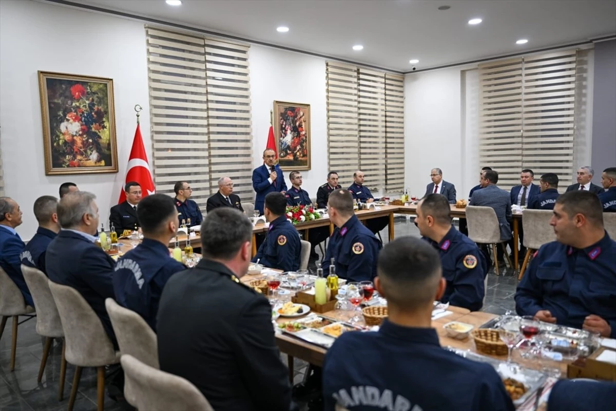 Kocaeli Valisi Seddar Yavuz, İl Jandarma Komutanlığı\'nın düzenlediği iftar programına katıldı