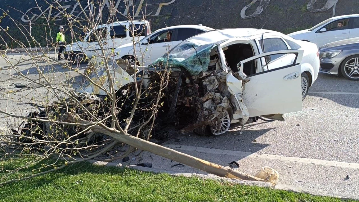 Gaziantep\'te Kontrolden Çıkan Araç Ağaca Çarptı, 4 Kişi Yaralandı