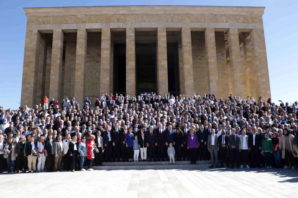 Ankara Büyükşehir Belediye Başkanı Mansur Yavaş ve İlçe Belediye Başkanları Anıtkabir\'i Ziyaret Etti