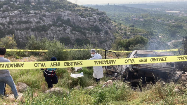 Mersin'de bir anne ve oğlu evde, baba ise arabada yanarak ölmüş halde bulundu