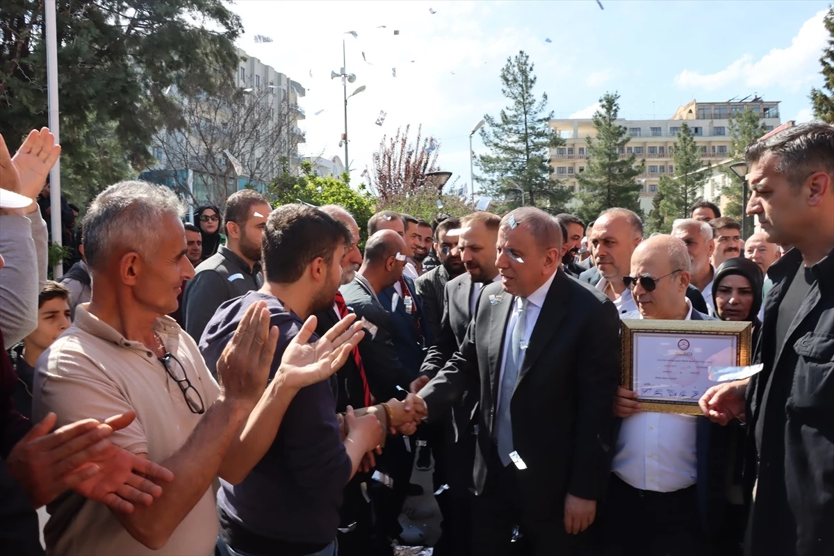 Veysi Şahin, AK Parti\'den Midyat Belediye Başkanı seçildi ve mazbatasını aldı