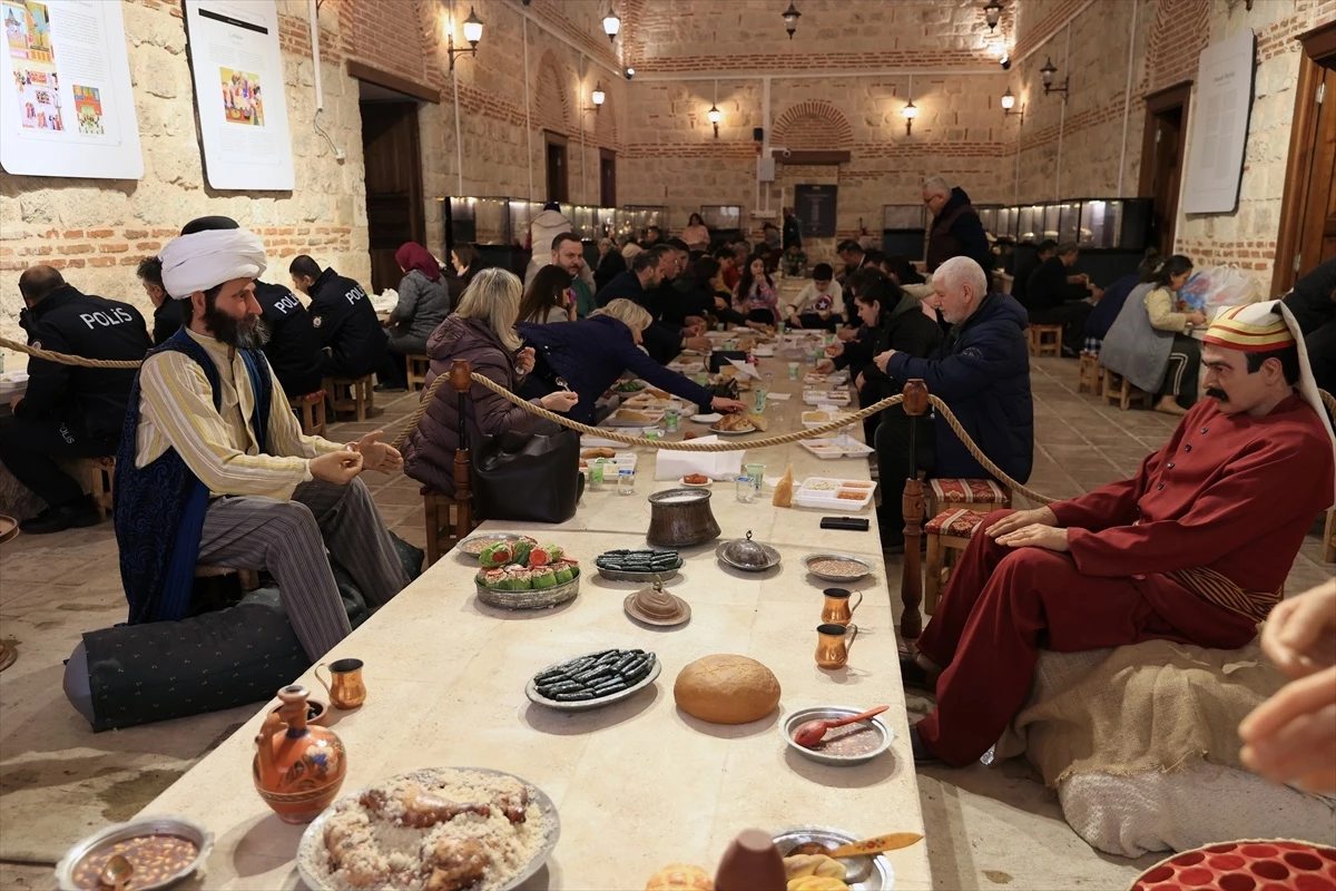 Türk Kızılay ve Trakya Üniversitesi İş Birliğiyle Sultan II. Bayezid Külliyesi İmaret Müzesinde İftar Sofrası Kuruldu