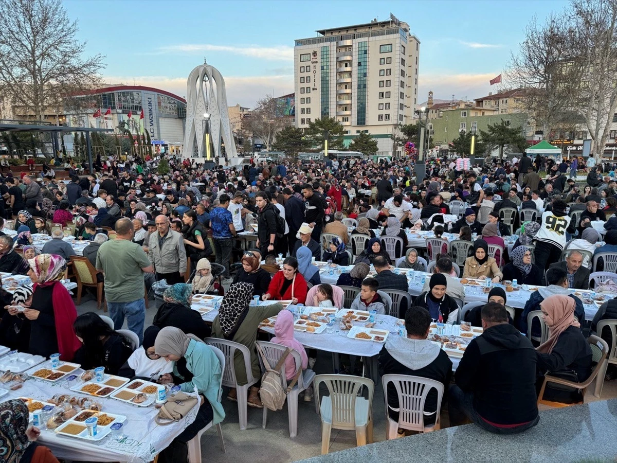 Niğde Belediyesi, Şehit Ömer Halisdemir Meydanı\'nda son mahalle iftarını düzenledi