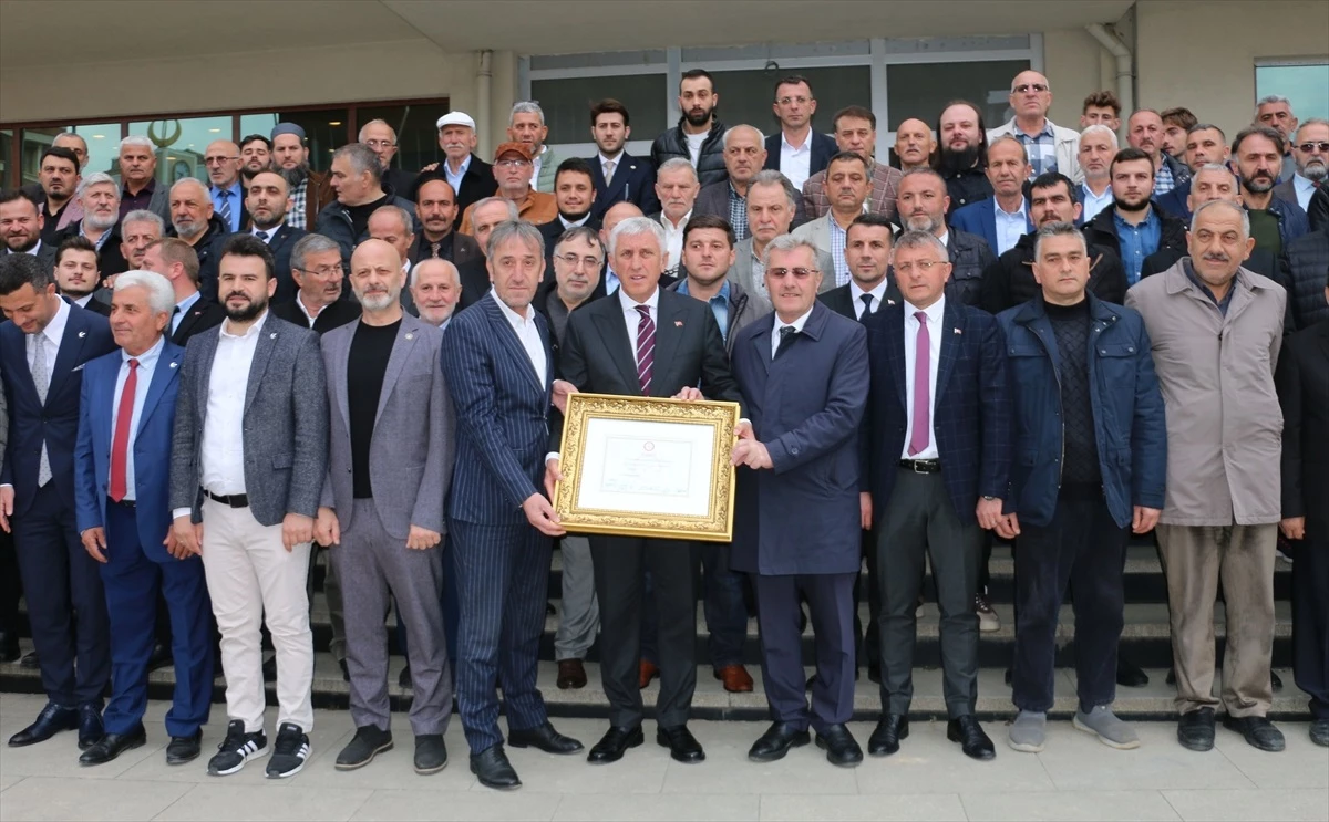 Of Belediye Başkanı Salim Salih Sarıalioğlu mazbatasını aldı