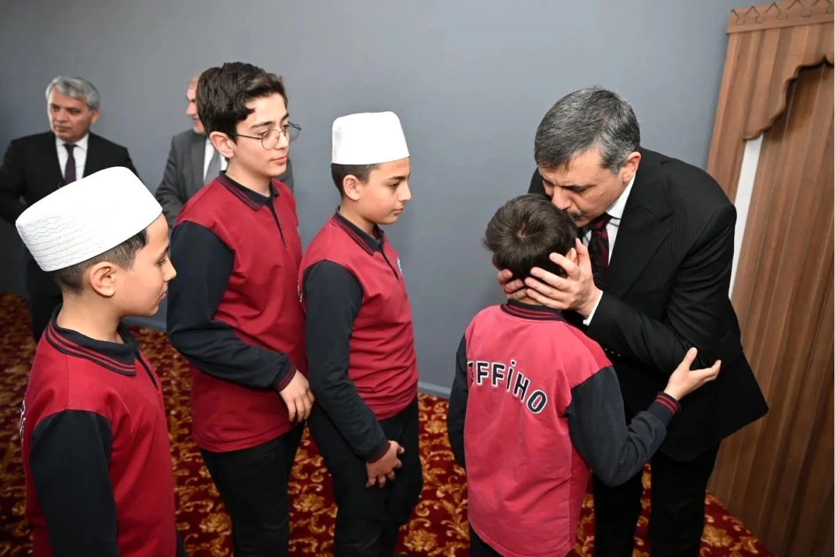 Erzurum\'da İmam-Hatip Lisesi Öğrencilerinin Hatim Duasına Yöneticiler de Katıldı