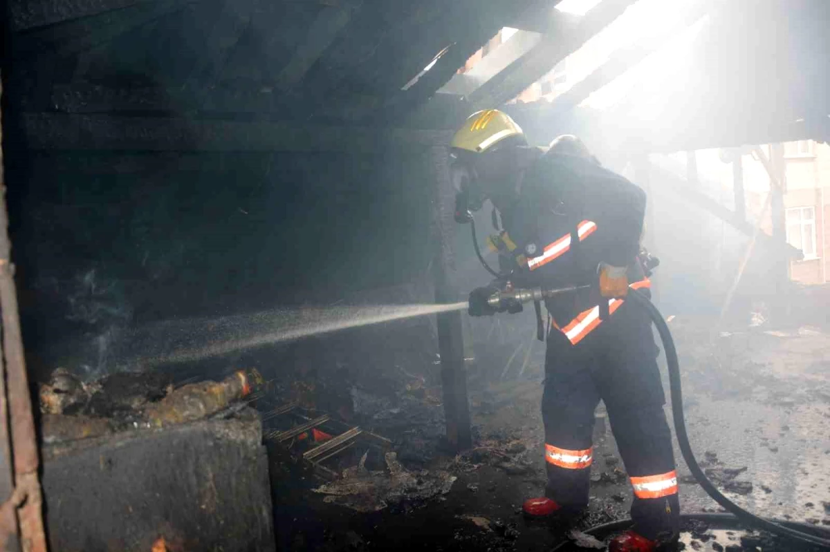 Ünye\'de çatı katında çıkan yangın itfaiye ekipleri tarafından söndürüldü