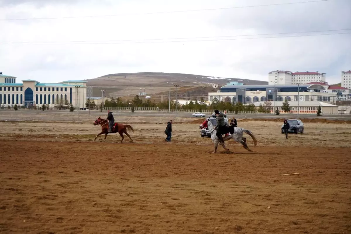 Bayburt\'ta Oruçlu Sporcular Yağmurda Cirit Oynadı