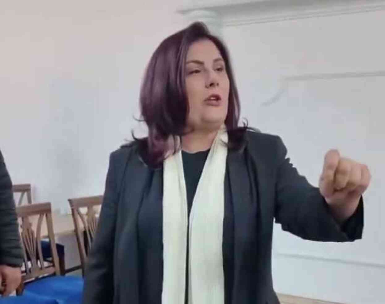 Özlem Çerçioğlu'ndan adliye yemekhanesindeki mazbata törenine sert tepki: Utanç verici bir şey Özlem Çerçioğlu'ndan adliye yemekhanesindeki mazbata törenine sert tepki: Utanç verici bir şey