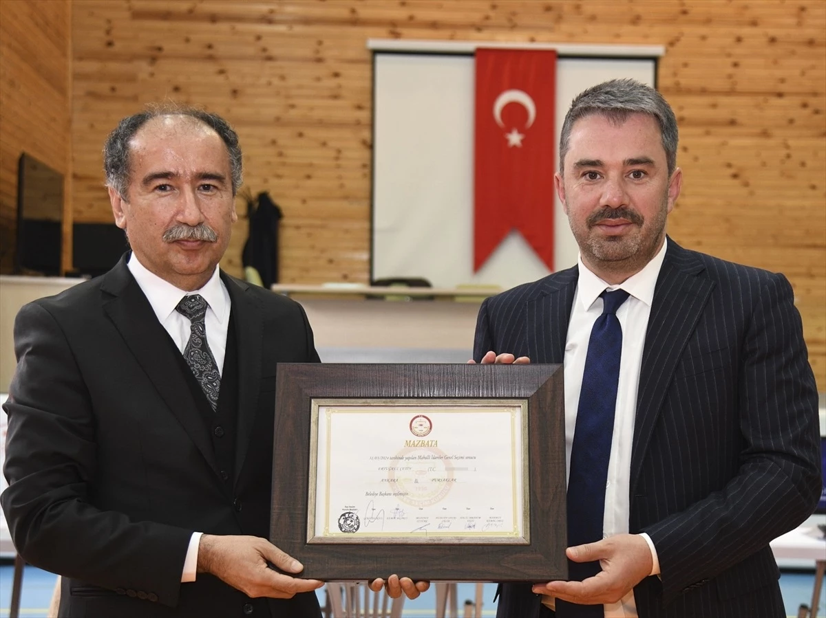 Pursaklar Belediye Başkanı Ertuğrul Çetin mazbatasını aldı