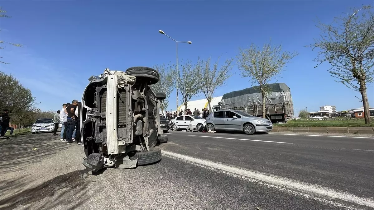 Şanlıurfa\'nın Siverek ilçesinde 3 ayrı kazada 1 çocuk hayatını kaybetti, 3 kişi yaralandı