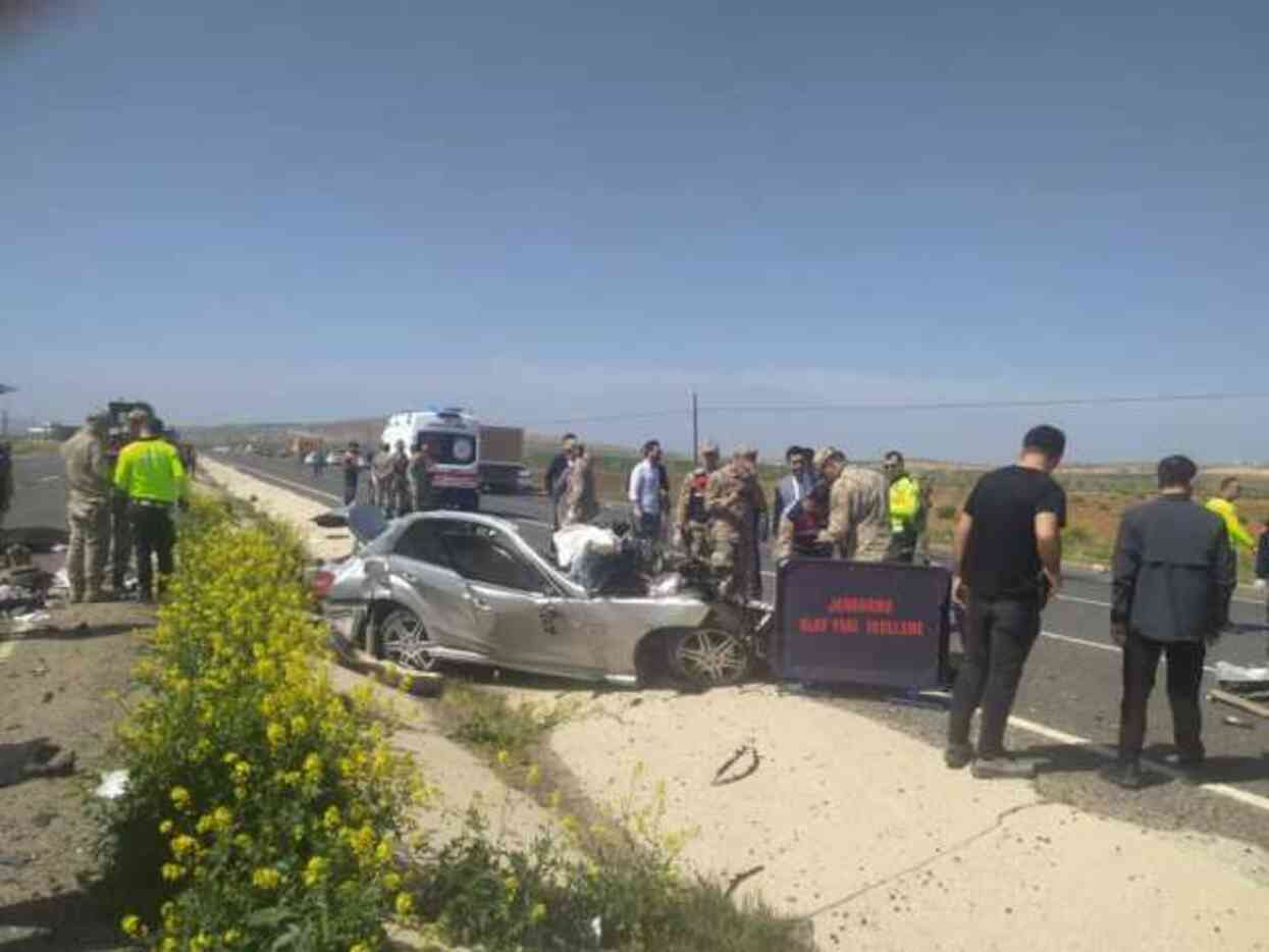 Şanlıurfa'da otomobil ile kamyon çarpıştı! 1'i polis 4 kişi hayatını kaybetti Şanlıurfa'da otomobil ile kamyon çarpıştı! 1'i polis 4 kişi hayatını kaybetti