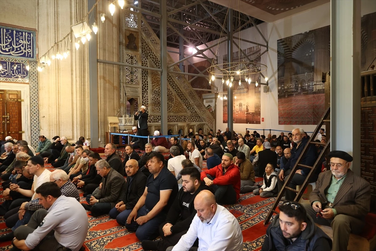 Edirne\'deki camilerde ramazan ayının son cuma namazı yoğun katılımla kılındı
