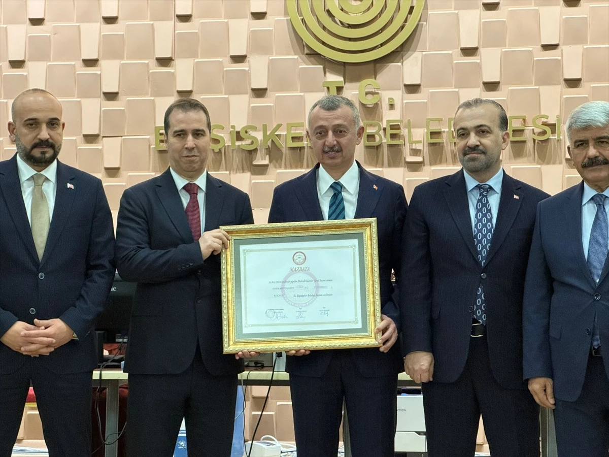 Tahir Büyükakın, Kocaeli Büyükşehir Belediye Başkanlığı için mazbatasını aldı