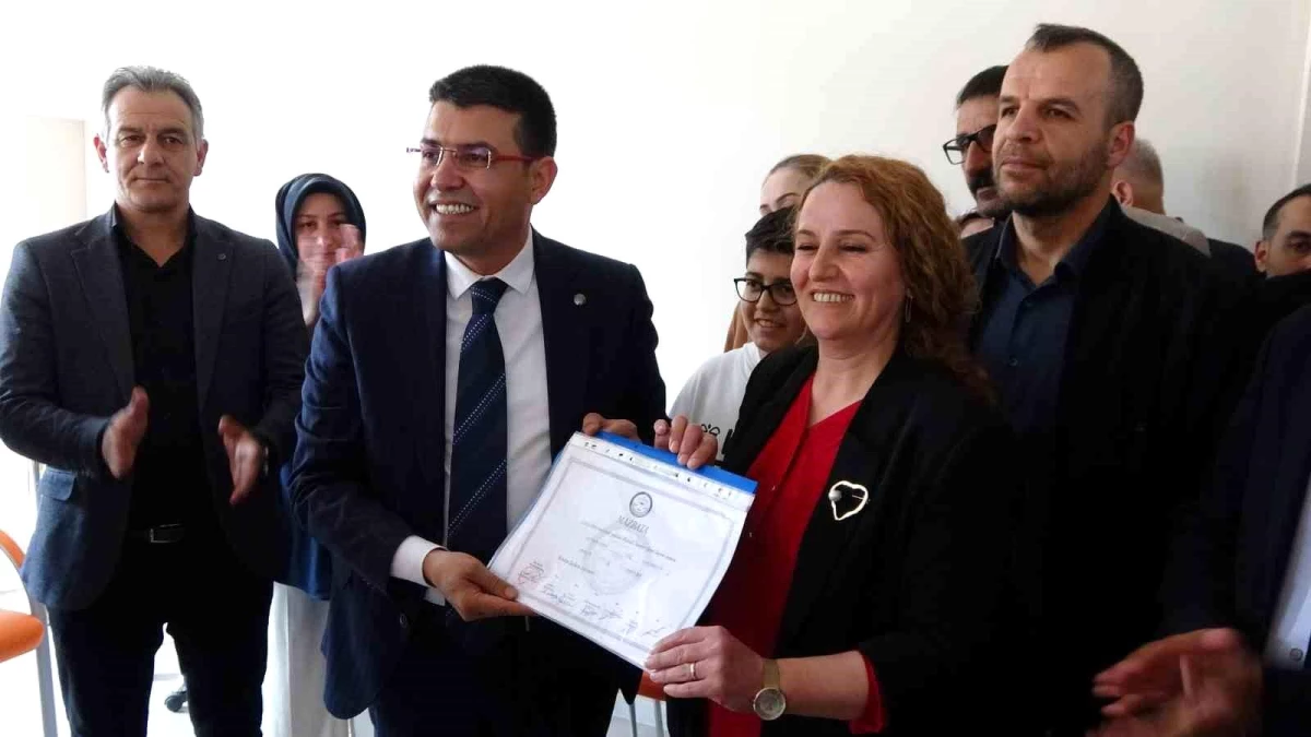 Bitlis\'in Tatvan Belediye Başkanı Mümin Erol mazbatasını aldı