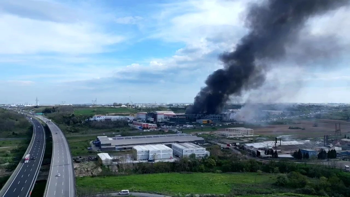 Tekirdağ\'da sünger fabrikasında çıkan yangın dron ile havadan görüntülendi