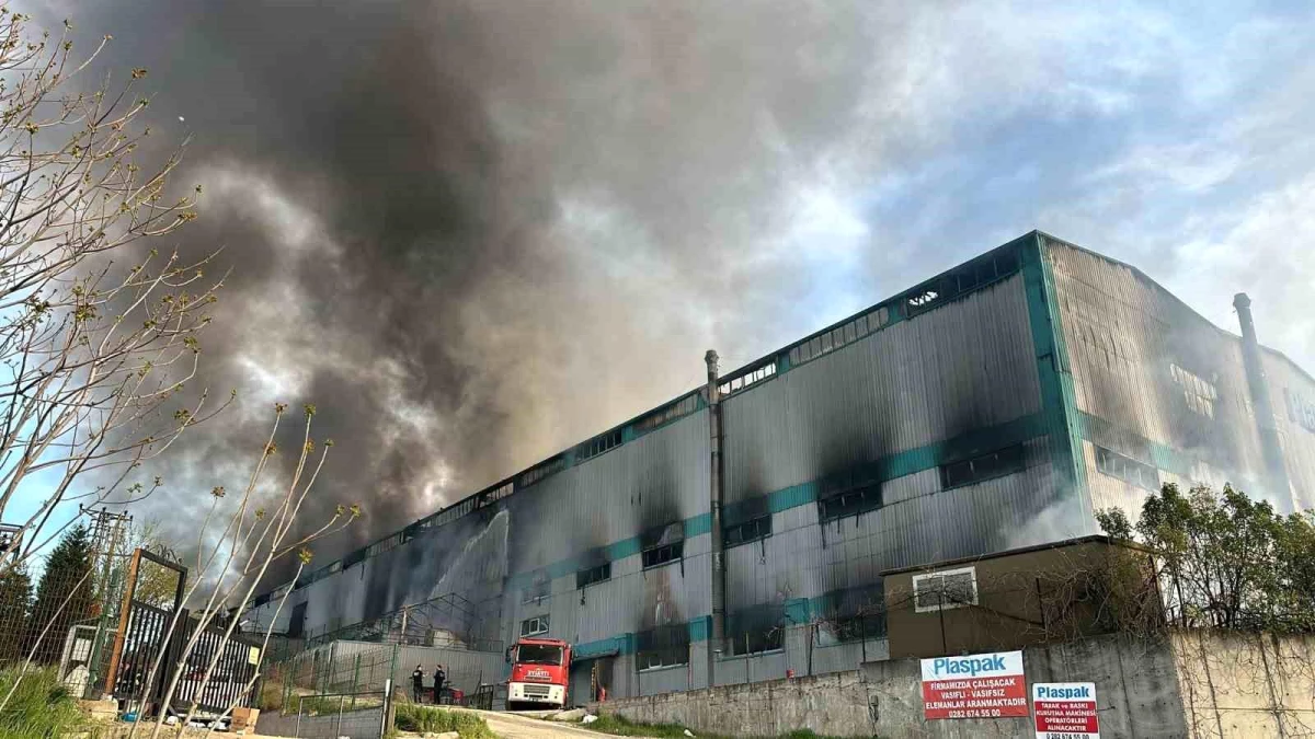 Tekirdağ\'ın Ergene ilçesinde sünger fabrikasında çıkan yangın kontrol altına alındı