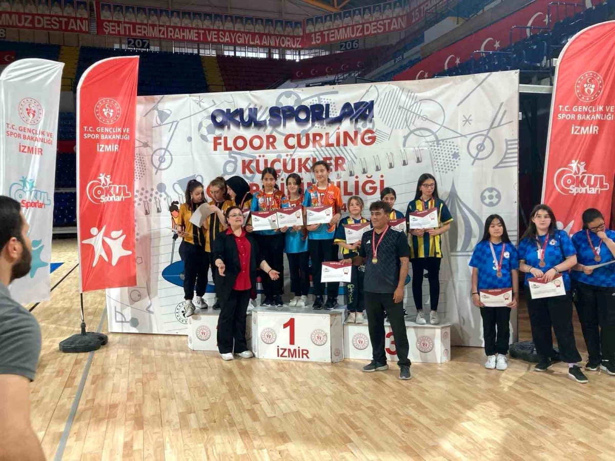 Muğla\'nın Köyceğiz ilçesi Toparlar Ortaokulu Floor Curling Küçük Kızlar Takımı Şampiyon Oldu