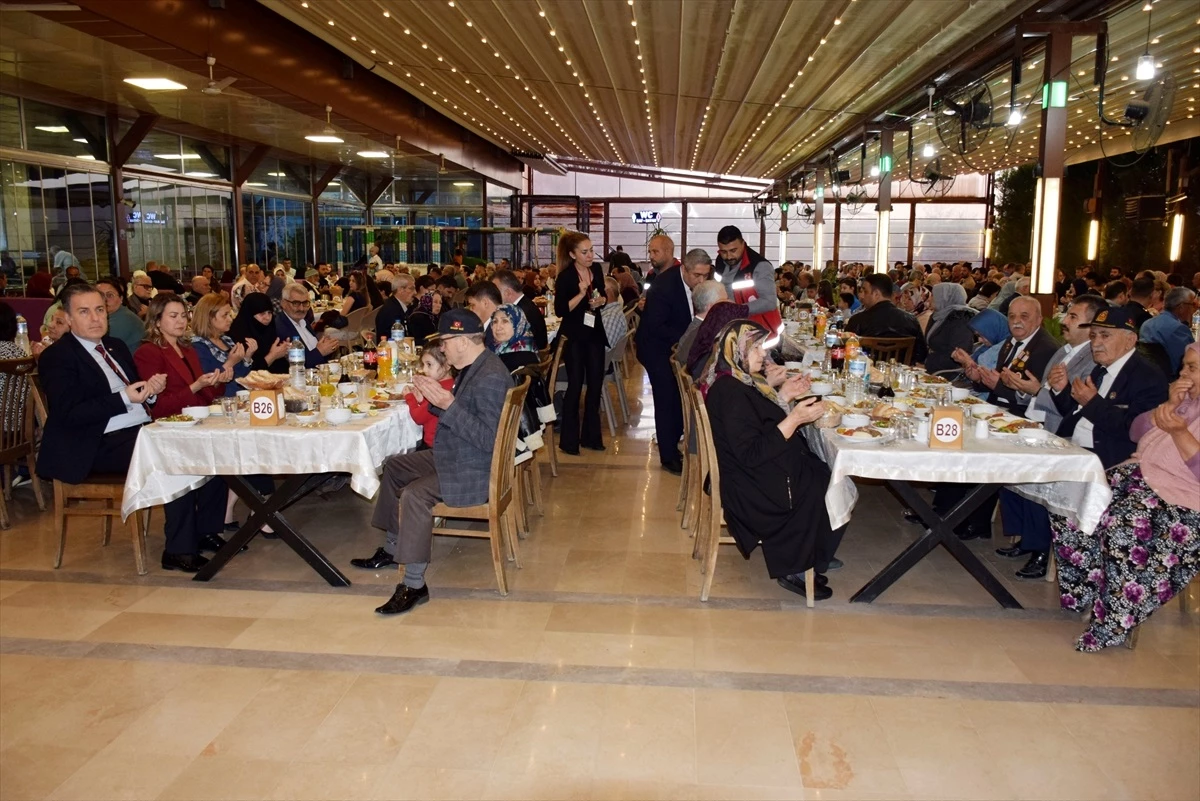 Manisa\'nın Turgutlu ilçesinde şehit aileleri ve gaziler iftarda bir araya geldi