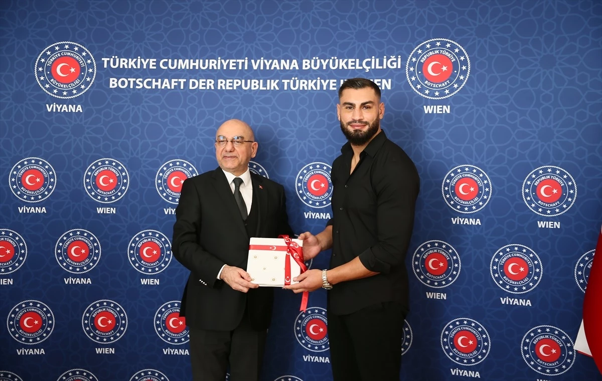 Türkiye\'nin Viyana Büyükelçisi, UFC\'de rakibini nakavt eden Türk kökenli Avusturyalı sporcuyu kabul etti