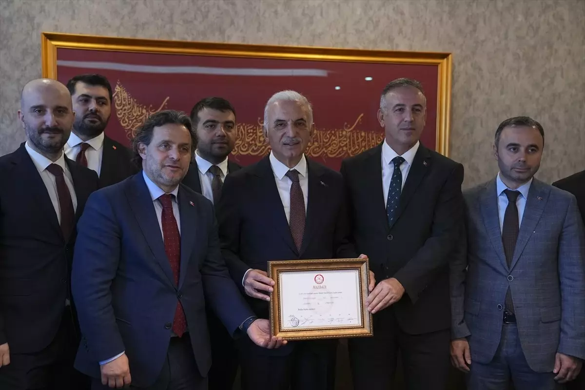 Ümraniye Belediye Başkanı İsmet Yıldırım mazbatasını aldı