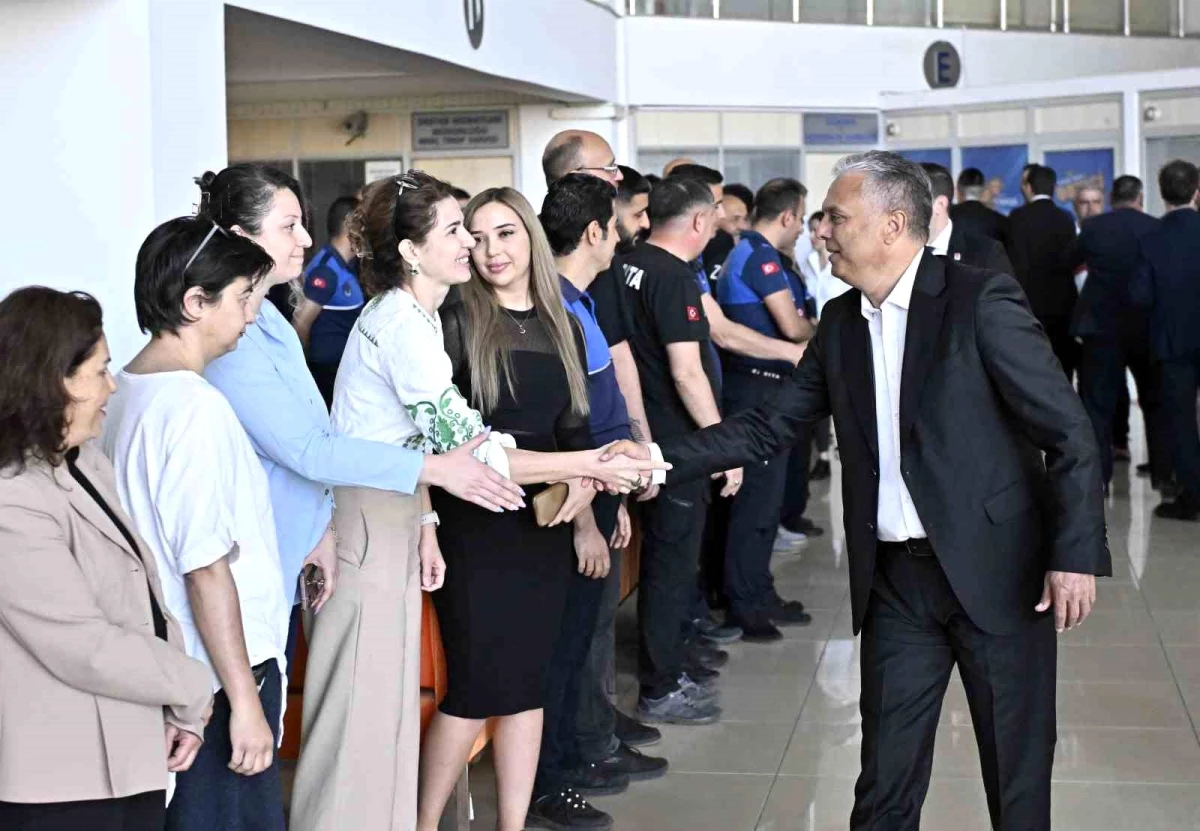 Muratpaşa Belediye Başkanı Ümit Uysal, belediye çalışanlarıyla bayramlaştı
