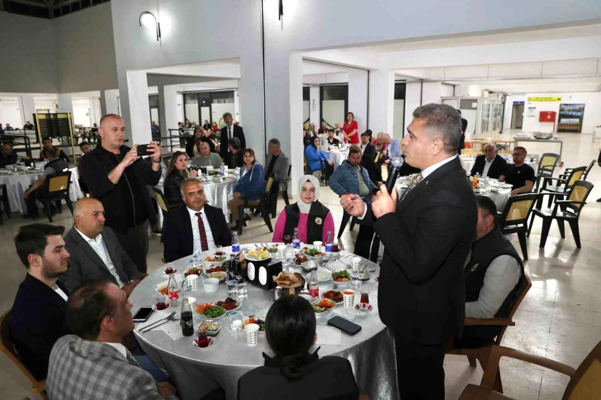 Düzce Valisi Selçuk Aslan, İl Özel İdaresi personeliyle iftarda buluştu