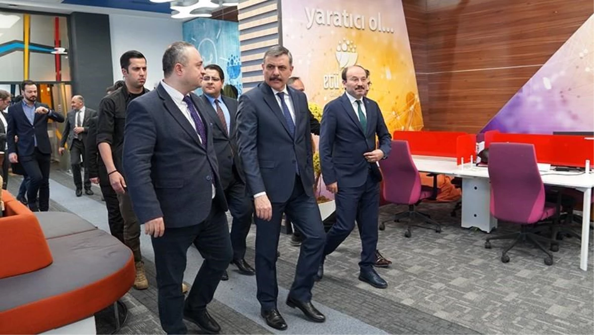 Erzurum Valisi Mustafa Çiftçi, ETÜ Kristal Girişimcilik Merkezi\'ni ziyaret etti