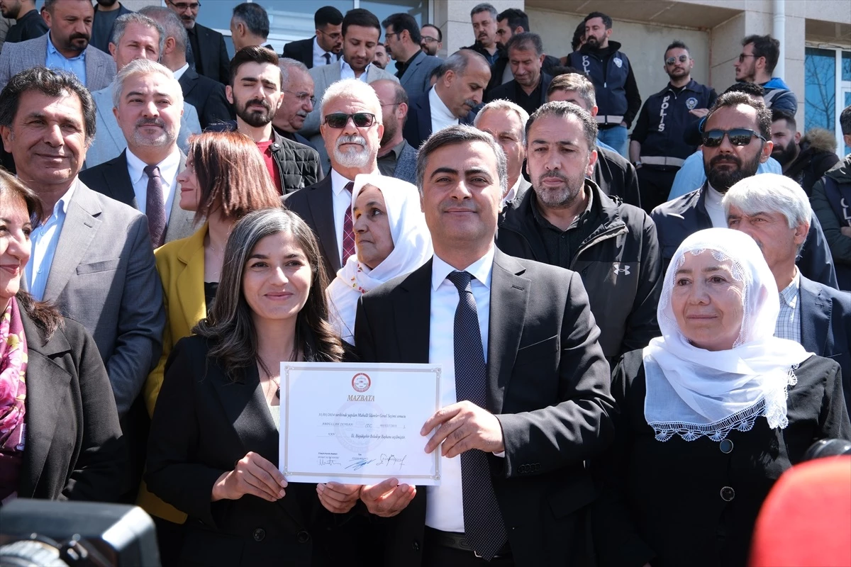 Abdullah Zeydan, Van Büyükşehir Belediye Başkanı olarak mazbatasını aldı