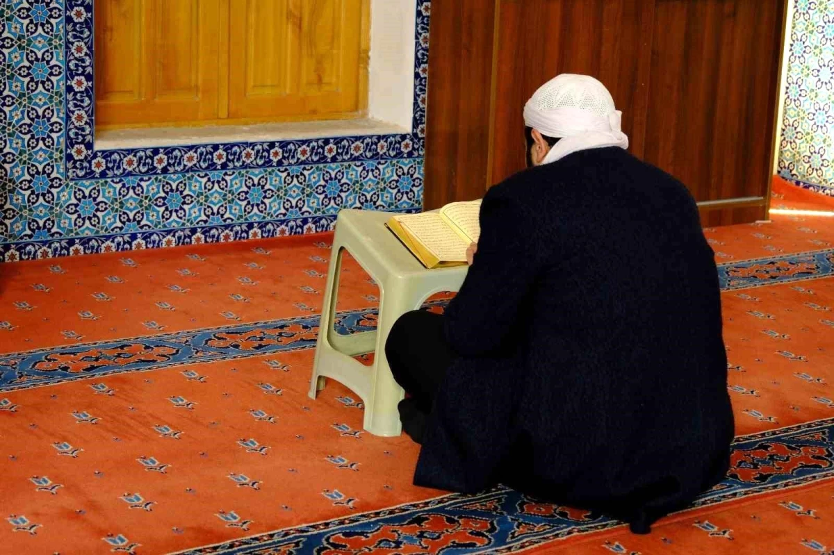 Van\'da Mimar Sinan\'ın eseri Hüsrev Paşa Camii\'nde itikaf ibadeti devam ediyor