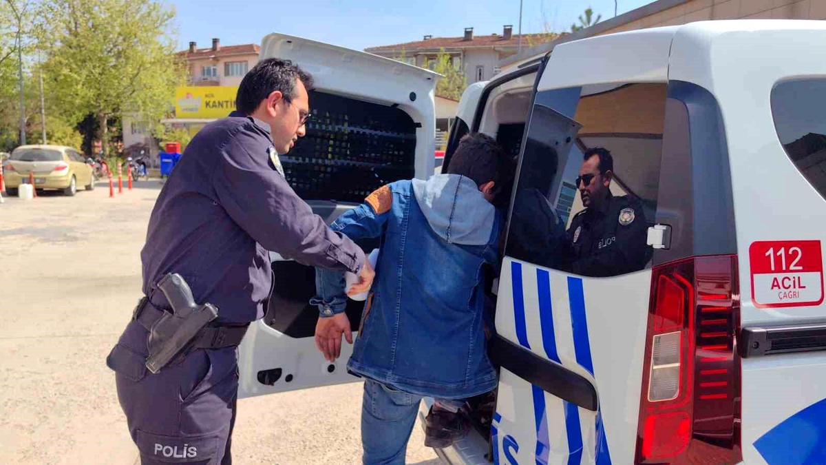 İnegöl\'de 32 suç kaydı bulunan çocuk hırsız suçüstü yakalandı