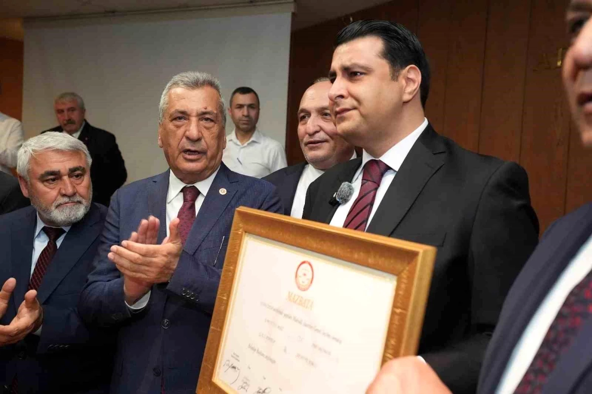 Şehitkamil Belediye Başkanı Umut Yılmaz, mazbatasını aldı