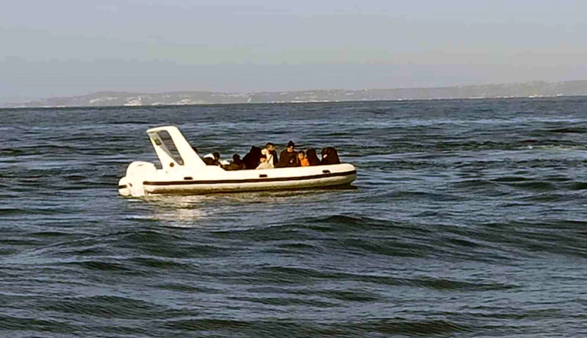 Yunanistan Sahil Güvenlik Unsurları Tarafından Geri İtildikten Sonra Kurtarılan 14 Düzensiz Göçmen