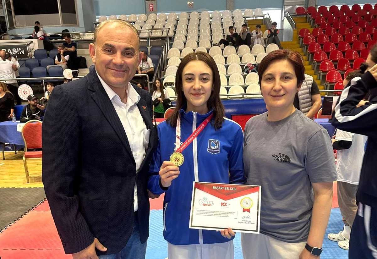 Yunusemre Belediyespor Tekvandocusu Cevriye Gülcan Kinali Okul Sporları Yıldızlar Tekvando Grup Müsabakaları\'nda birinci oldu