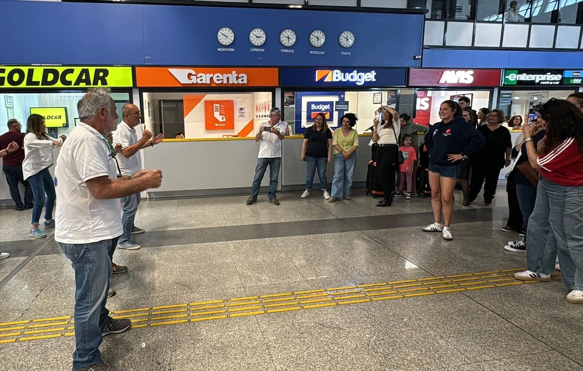 Yüzücü Aysu Türkoğlu, Milas-Bodrum Havalimanı\'nda karşılandı