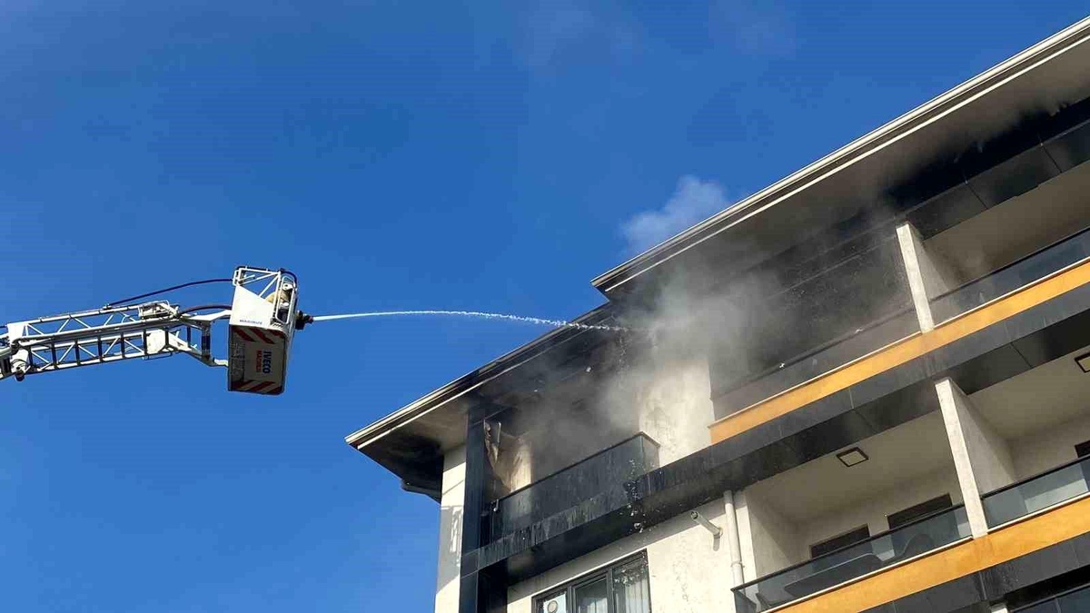 Düzce\'de 5 Katlı Apartmanda Yangın Çıktı