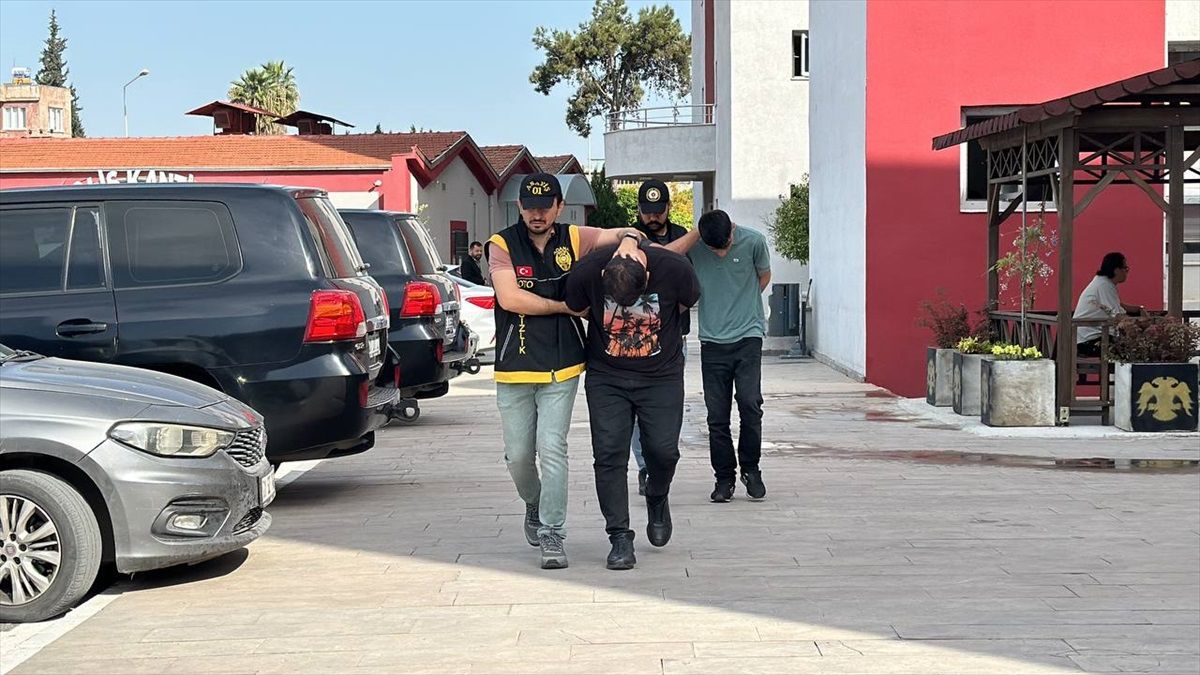 Adana\'da çalıntı ciple çarptığı araçlardan sonra yakalandılar